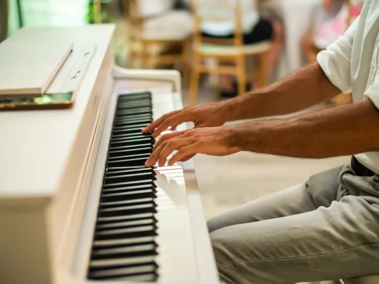 Che Differenza c’è tra Tastiera e Pianoforte: Nel Dettaglio